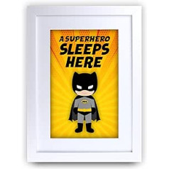 HWC Trading FR Betmenas – superherojus miega čia. Veikėjų vaikų darželio spaudinys A4 rėmeliais Dovanos vaikams Miegamojo plakatas Draugų vakarėlio dovana nuotraukų rėmelis