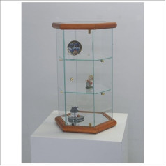 Vm Art Design Glass Maža šešiakampė vitrina VM113T (vyšninė mediena)