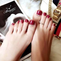 IYOU Fashion False Toenails, raudoni blizgučiai, netikri nagai pirštams, akriliniai nagai, meno patarimai moterims ir merginoms (24 vnt.)